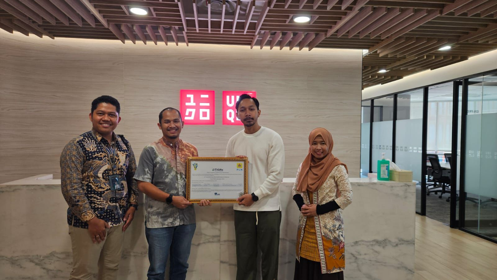 Uniqlo Indonesia Gunakan Layanan REC PLN: Komitmen Melawan Perubahan Iklim