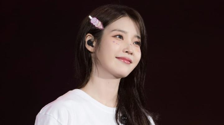 IU Traktir Lebih dari 100 Tiket Pesawat Kelas Bisnis untuk Staf, Banjir Pujian Warganet