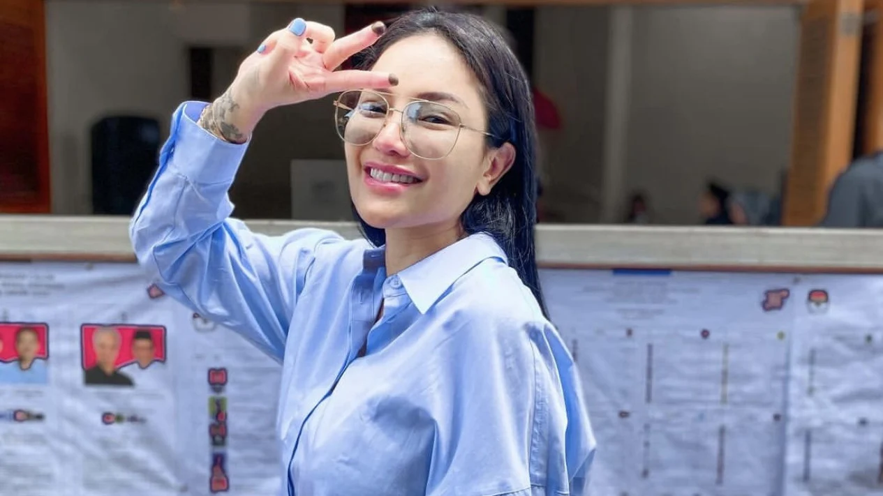 Terungkap, Nikita Mirzani Ternyata Tak Pernah Coret Nama Lolly Dari Kartu Keluarga