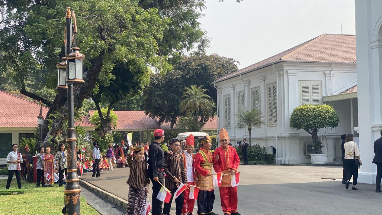 Anak-Anak Berbaju Adat Nusantara Sambut Paus Fransiskus Di Istana Merdeka