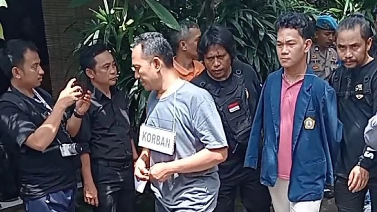 Agus Buntung Peragakan Saat Melecehkan Korbannya