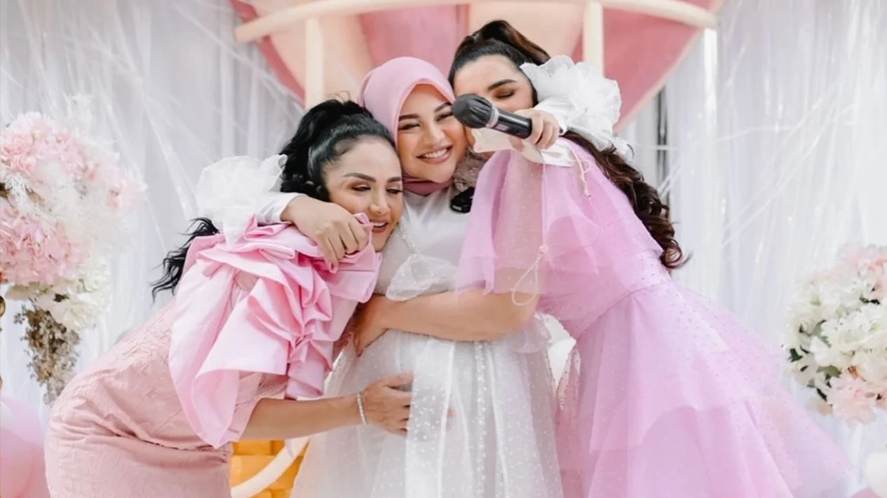 Unggahan Aurel Hermansyah di Hari Ibu Tanpa Foto Mertua Jadi Sorotan