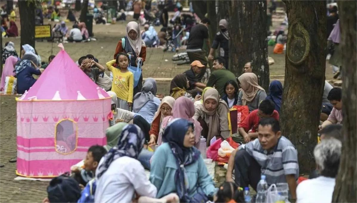 Pengelola Margasatwa Ragunan Ingatkan Pengunjung Tak Piknik Dekat Kandang