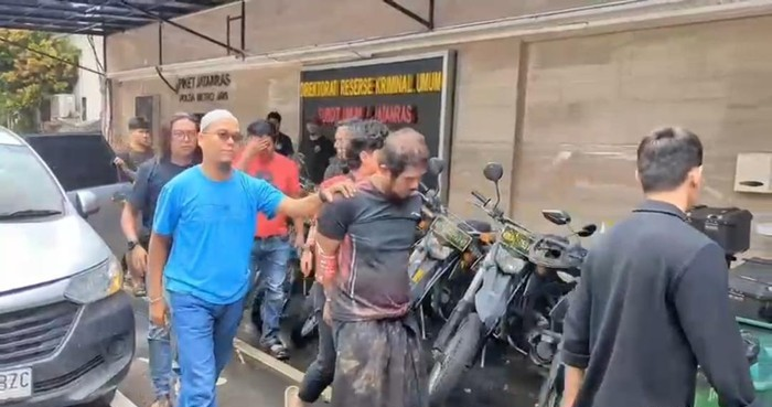 Momen Saat Polisi Tangkap Guru Ngaji Cabul Bersarung, Tangan Diborgol