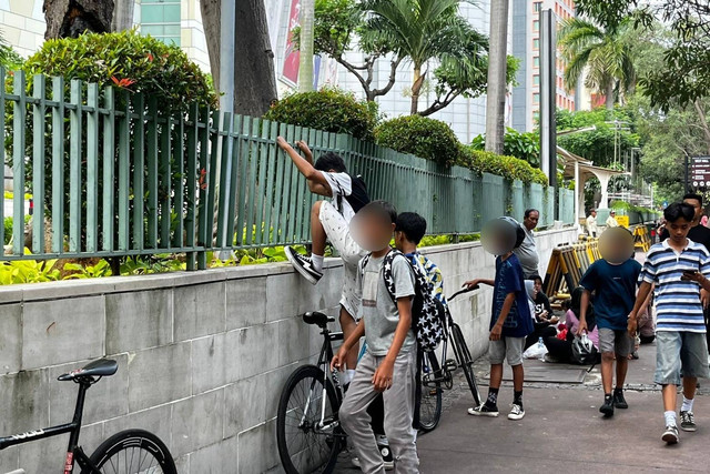 Remaja Meresahkan Cari Koin Jagat di CFD HI: Panjat Pagar Hingga Ditegur Petugas