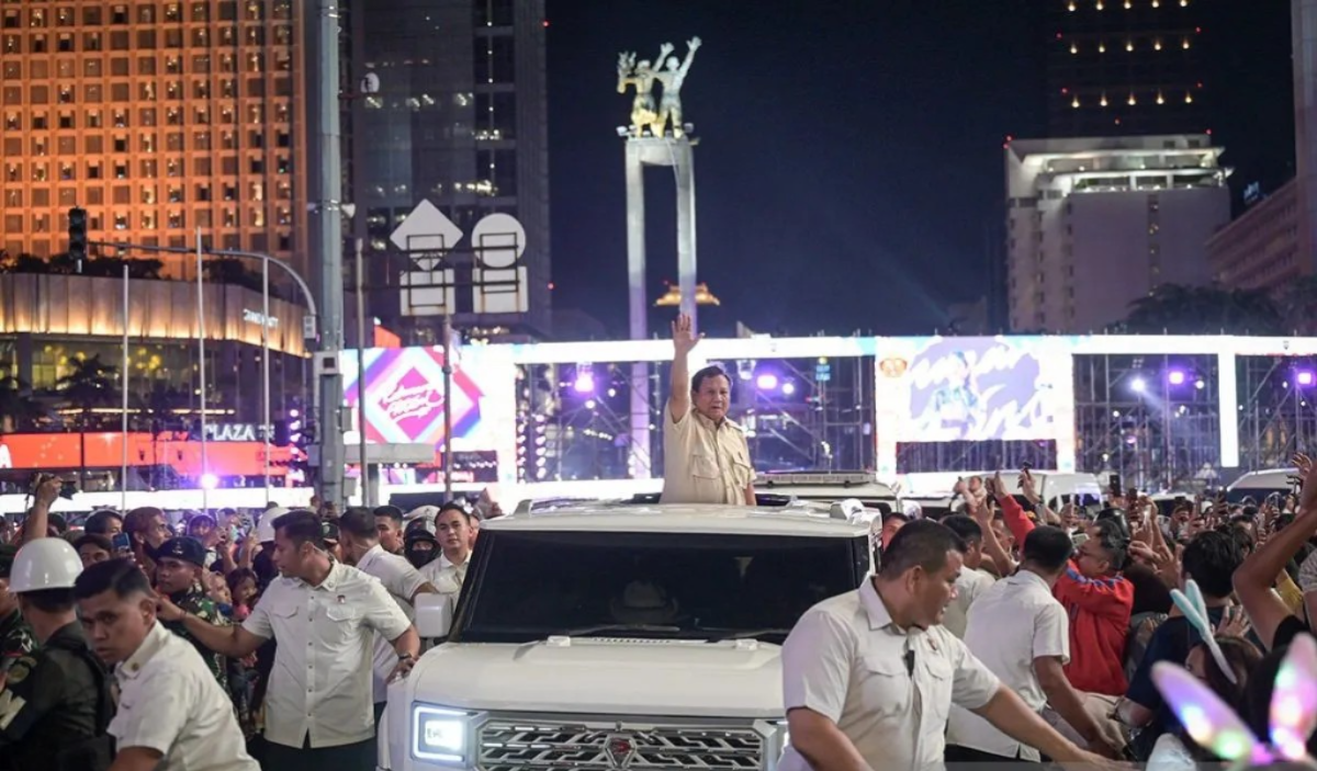 Antusias Masyarakat Sambut Prabowo di Sepanjang Sudirman-Thamrin di Malam Pergantian Tahun Baru