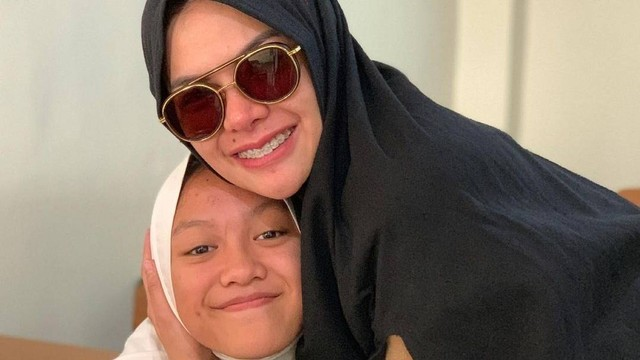 Tangis Nikita Mirzani Ketika Minta Maaf ke Laura Soal Pola Asuh yang Ketat