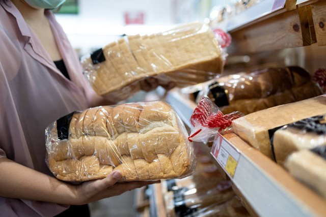 Seorang Wanita Ditangkap karena Kedapatan Pencet-pencet Roti di Supermarket