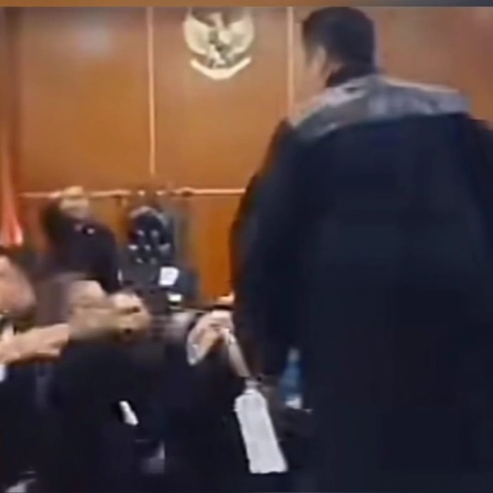 Pengacara Razman Mengaku Bingung Sendiri Kok Bisa Naik Meja di Ruang Sidang